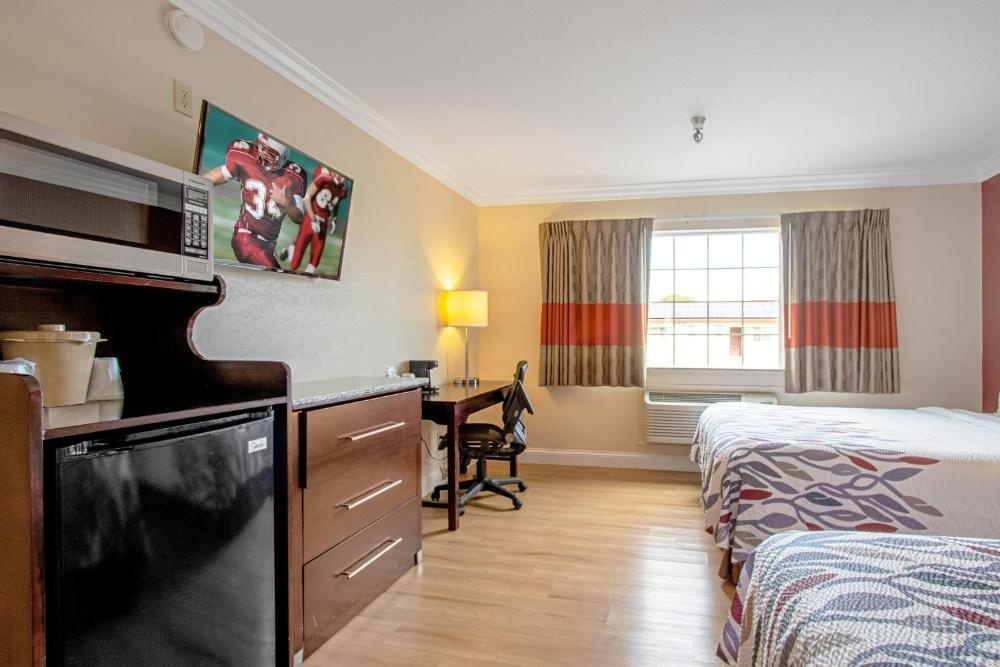 Red Roof Inn & Suites Monterey