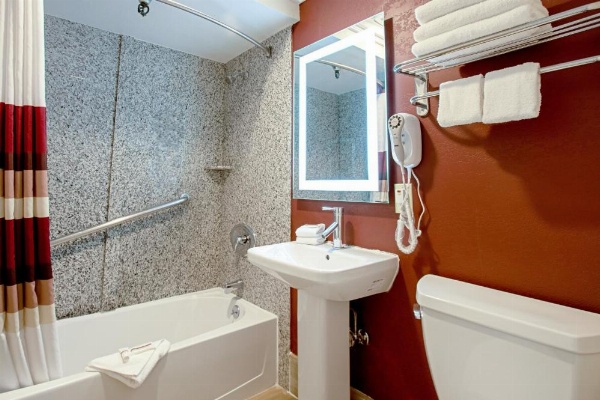 Red Roof Inn & Suites Monterey image 10