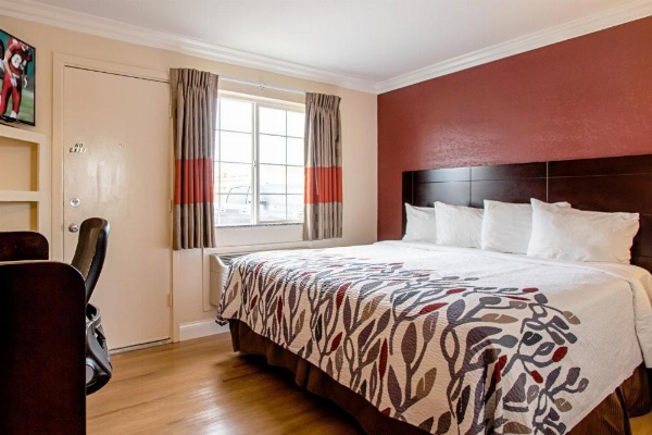 Red Roof Inn & Suites Monterey image 12