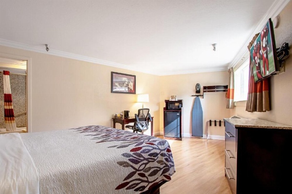 Red Roof Inn & Suites Monterey image 14