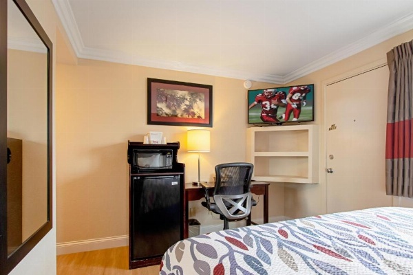 Red Roof Inn & Suites Monterey image 32