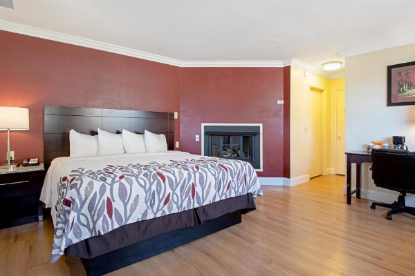 Red Roof Inn & Suites Monterey image 47
