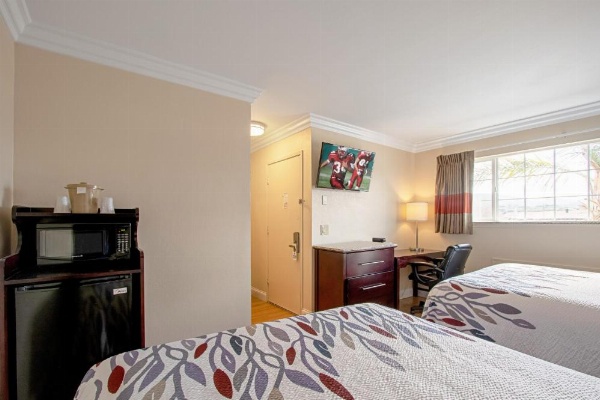 Red Roof Inn & Suites Monterey image 8