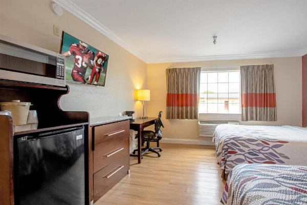 Red Roof Inn & Suites Monterey image 9